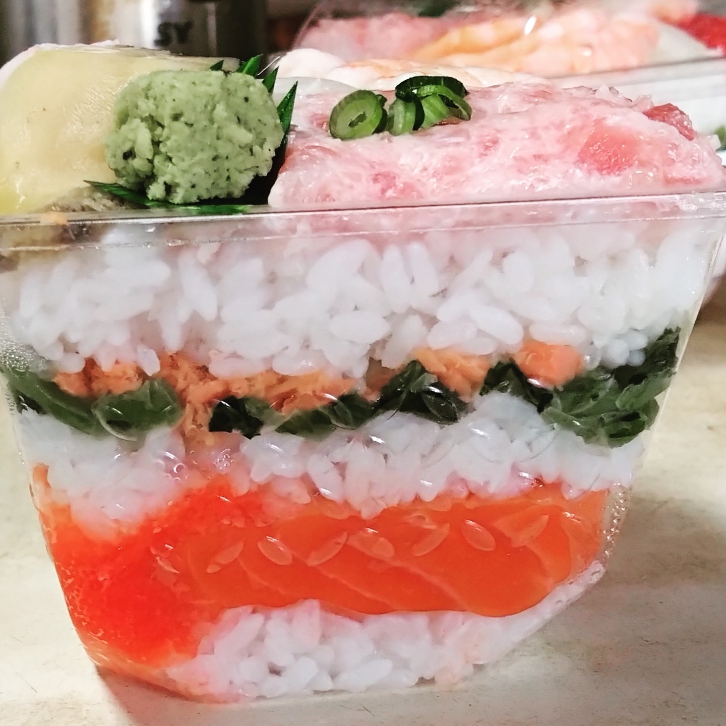 東京に行ったら絶対買って帰る！と思って大丸の地下で買ったお寿司
魚もごはんもギュギュっと入って満足～
＃大丸
＃東京
＃お寿司 
＃意外とお腹いっぱいになる
